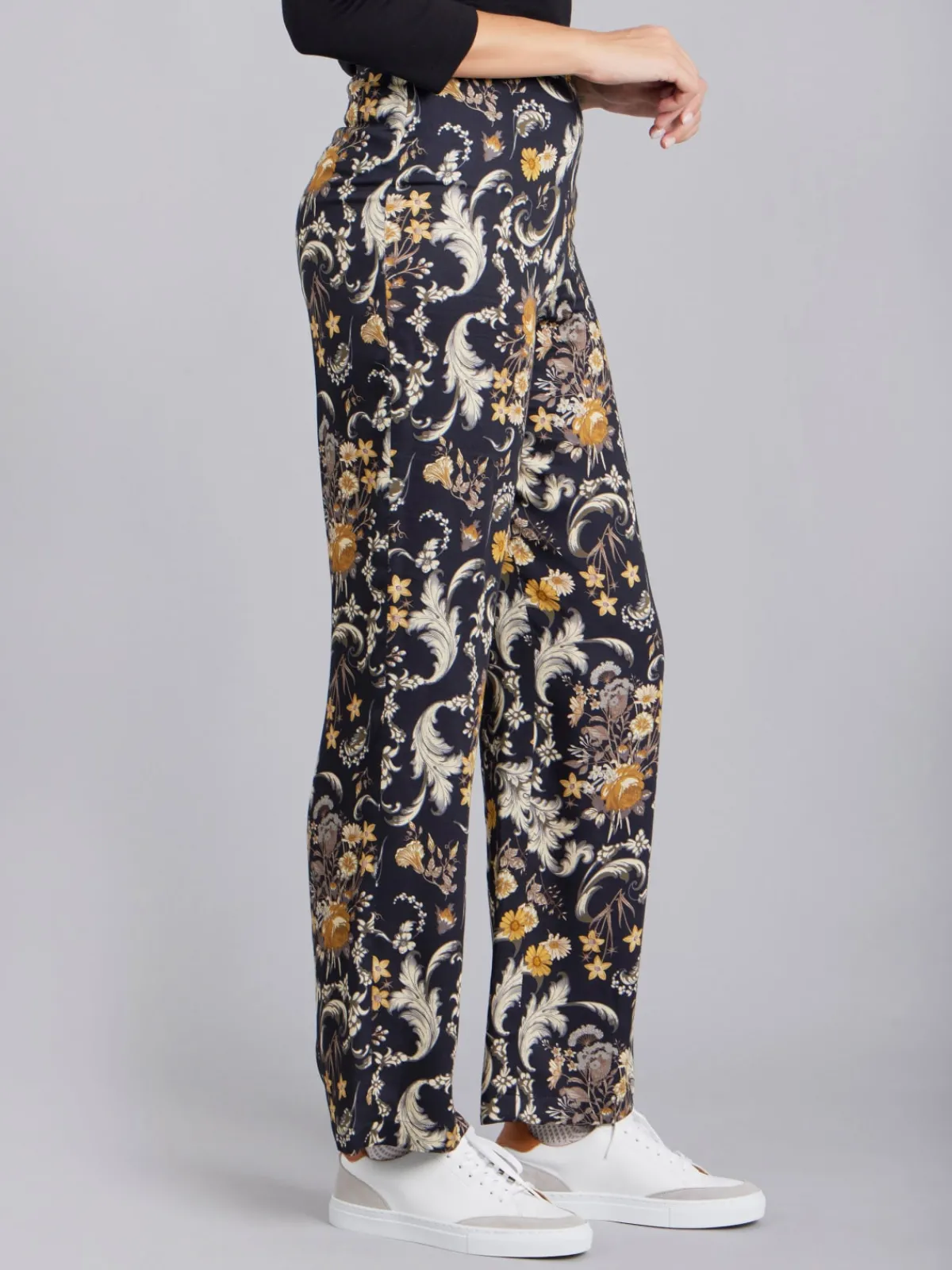 Black Floral Pattern Juna Pants<agnès b. Hot