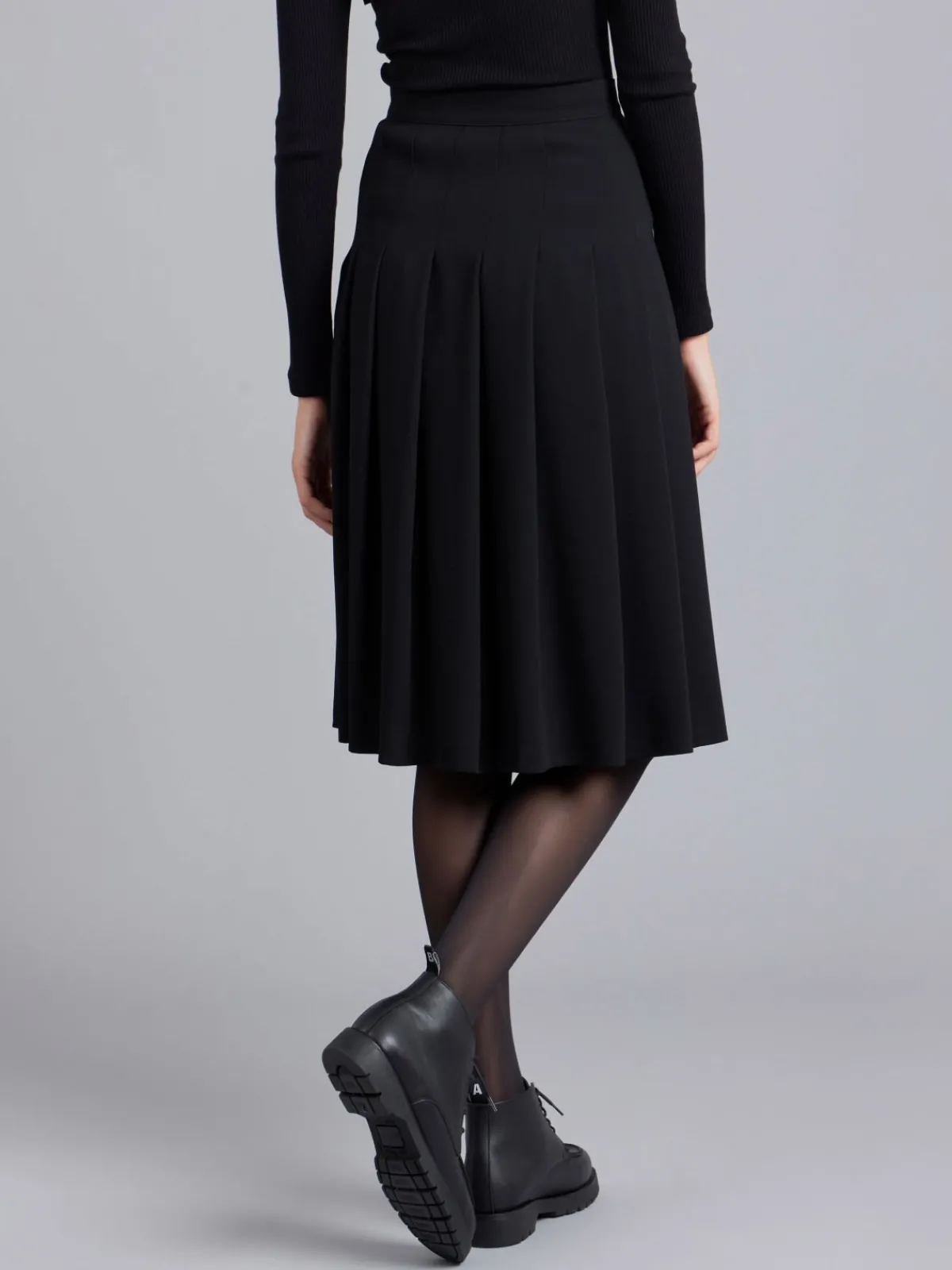 Black Pleated Galloway Skirt<agnès b. Online