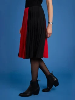 Red Long Pleated Skirt<agnès b. Fashion